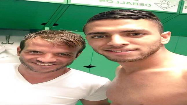 عمرو طارق يظهر في صورة ” سلفي ” مع زميله في نادي بيتيس رافاييل فان در فارت